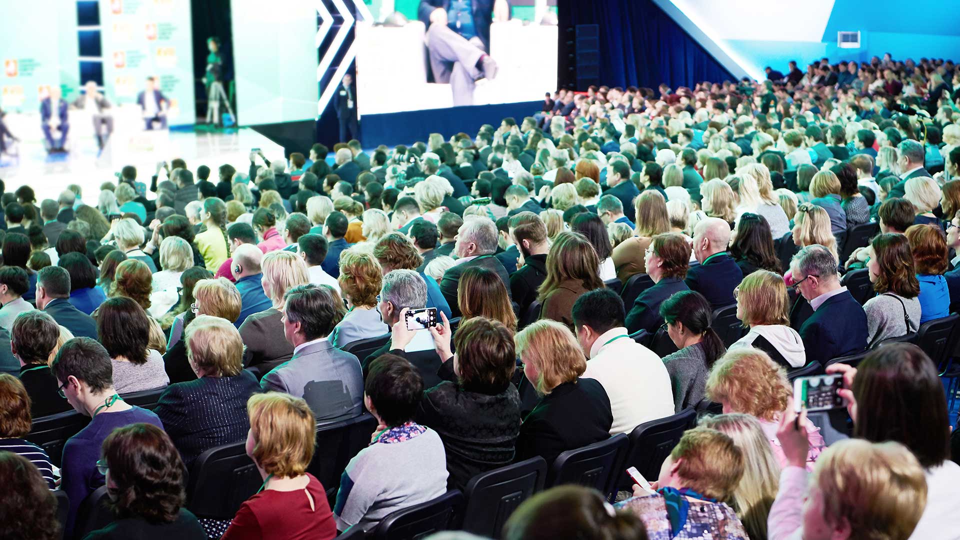 Assemblée générale d'entreprise moderne engageante