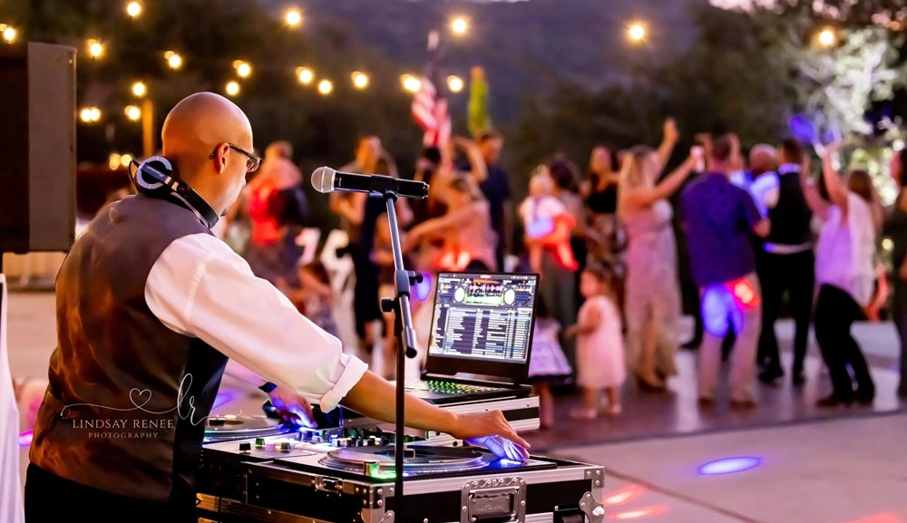 DJ professionnel lors d'un événement d'entreprise